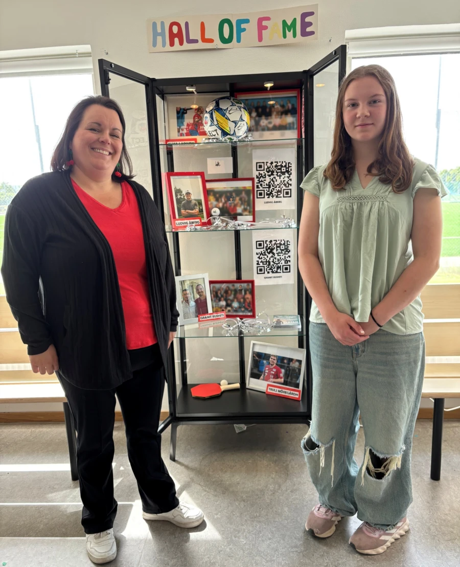 Sara Hansson Nygren och Hannas S&ouml;rensen visar skolans Hall of Fame.