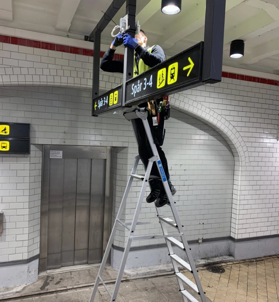 Sensor som visar r&ouml;relsem&ouml;nster monteras i g&aring;ngtunneln vid stationen.