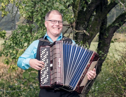 Stefan Persson underhåller med dragspelsmusik