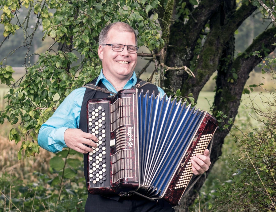 Stefan Persson underh&aring;ller med dragspelsmusik