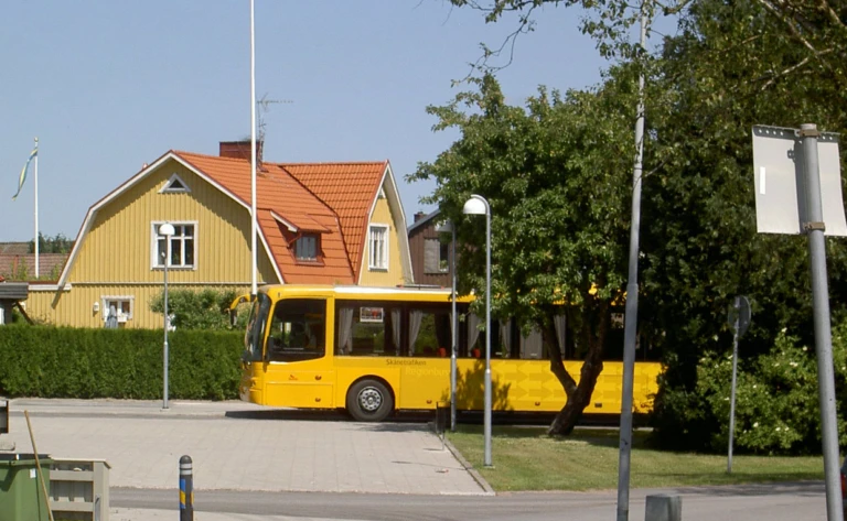 med tåg, regionbussar och stadsbussar inom kommunen