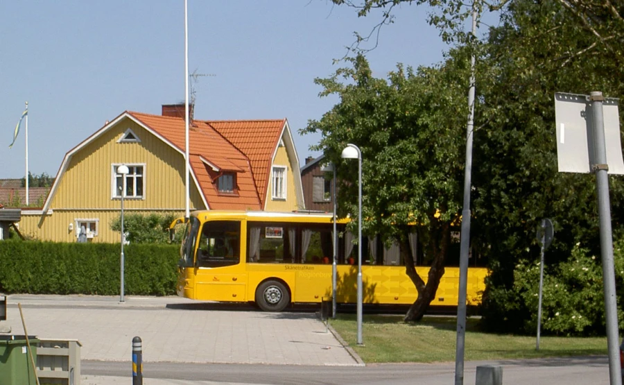 med t&aring;g, regionbussar och stadsbussar inom kommunen