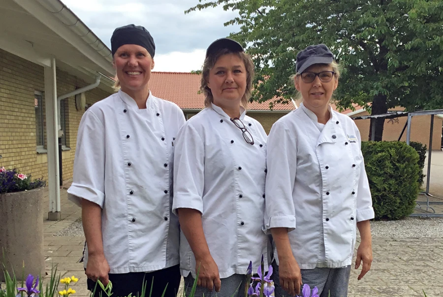 Mia Persson, Maria Pag&aring;rd och Gisela Andersson jobbar i k&ouml;ket p&aring; Stehagskolan. Ola Kristiansson saknas p&aring; bilden.