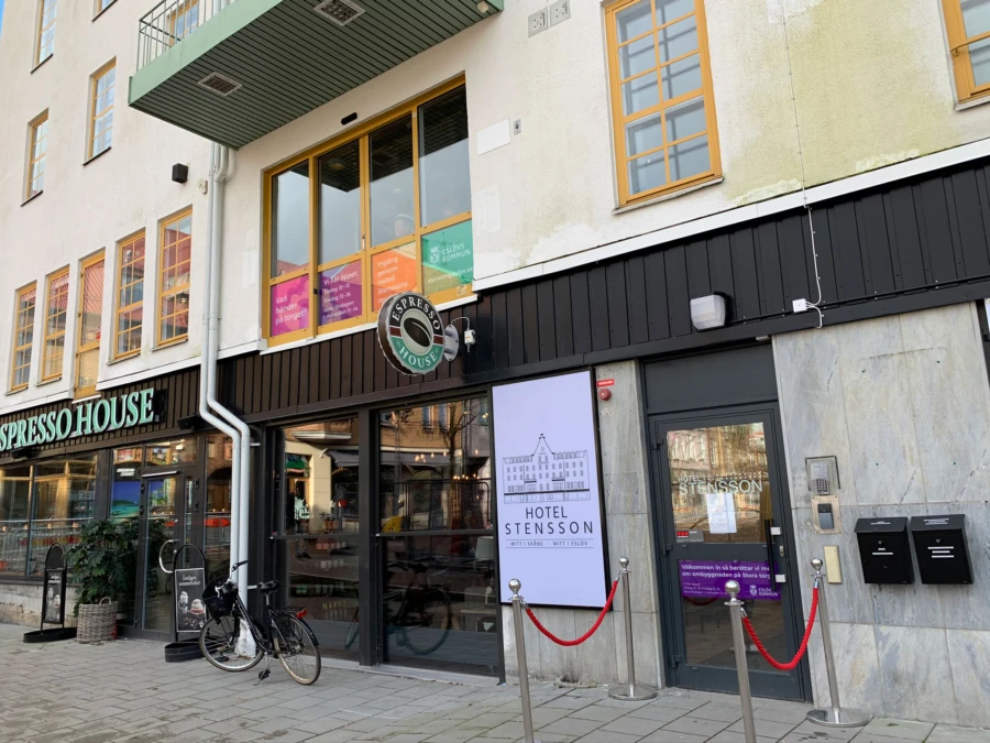 Informationslokalen finns p&aring; andra v&aring;ningen och har ing&aring;ng genom Hotell Stenssons reception.