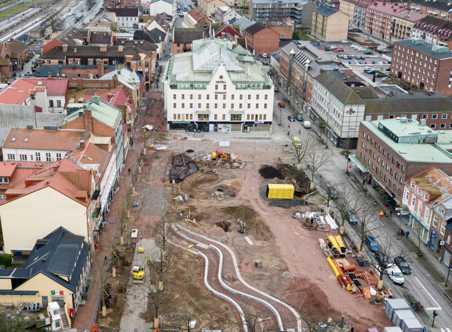 F&ouml;retagare som vill ha personlig information om vad som h&auml;nder i centrum &auml;r v&auml;lkomna p&aring; kort informationsm&ouml;te vid byggplatsen varje tisdag kl. 8.30. Foto: Christoffer Borg Mattisson