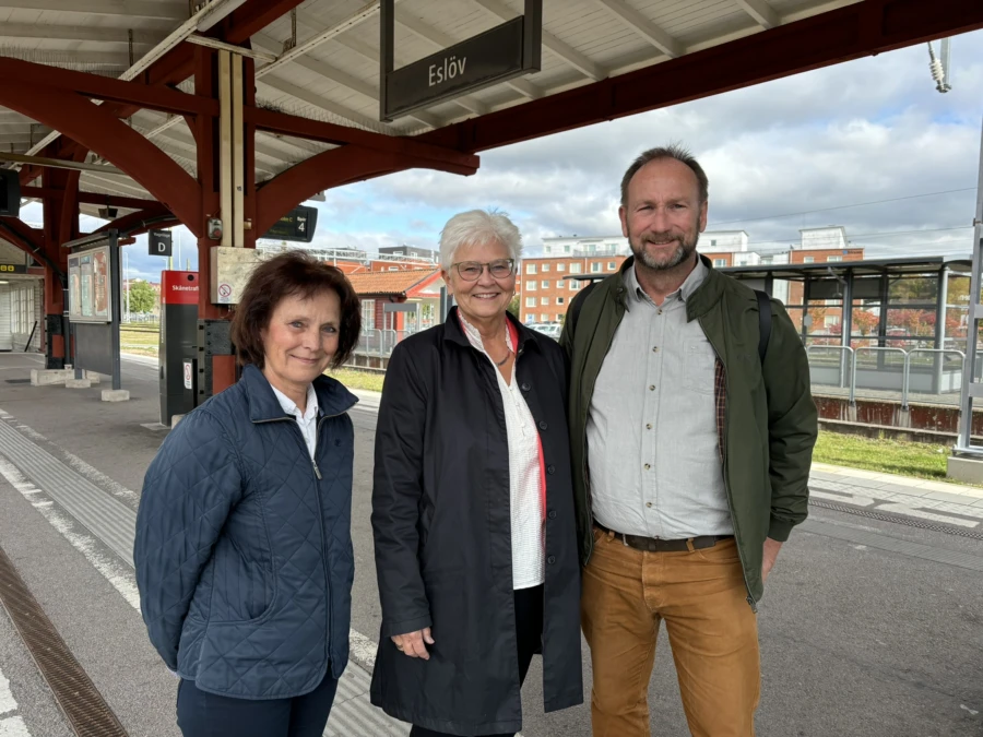 Catharina Malmborg (M), kommunstyrelsens f&ouml;rsta vice ordf&ouml;rande, Carina Zachau (M), ordf&ouml;rande i Region Sk&aring;nes kollektivtrafikn&auml;mnd, och Johan Andersson (S), kommunstyrelsens ordf&ouml;rande, &auml;r mycket n&ouml;jda med att fler &Ouml;resundst&aring;g kommer att stanna i Esl&ouml;v fr&aring;n den 15 december.