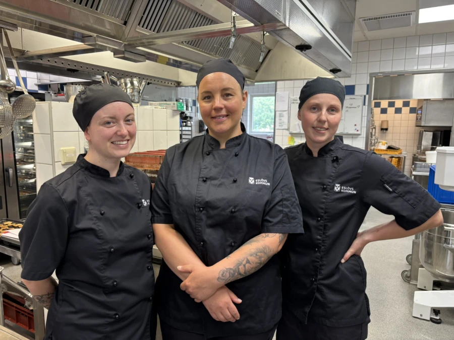 Alla i Norrvångskolans kök är stolta över nomineringen. Ida Fransson i mitten, Karolina Röstling till vänster och Emma Olsson till höger.