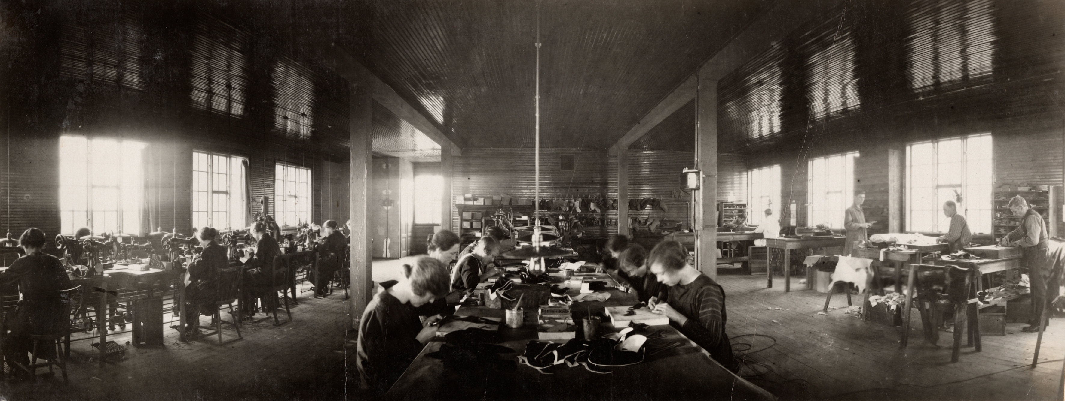 N&aring;tleri vid skofabriken K. D. Santesson Aktiebolag i Esl&ouml;v. Tekniska museet.