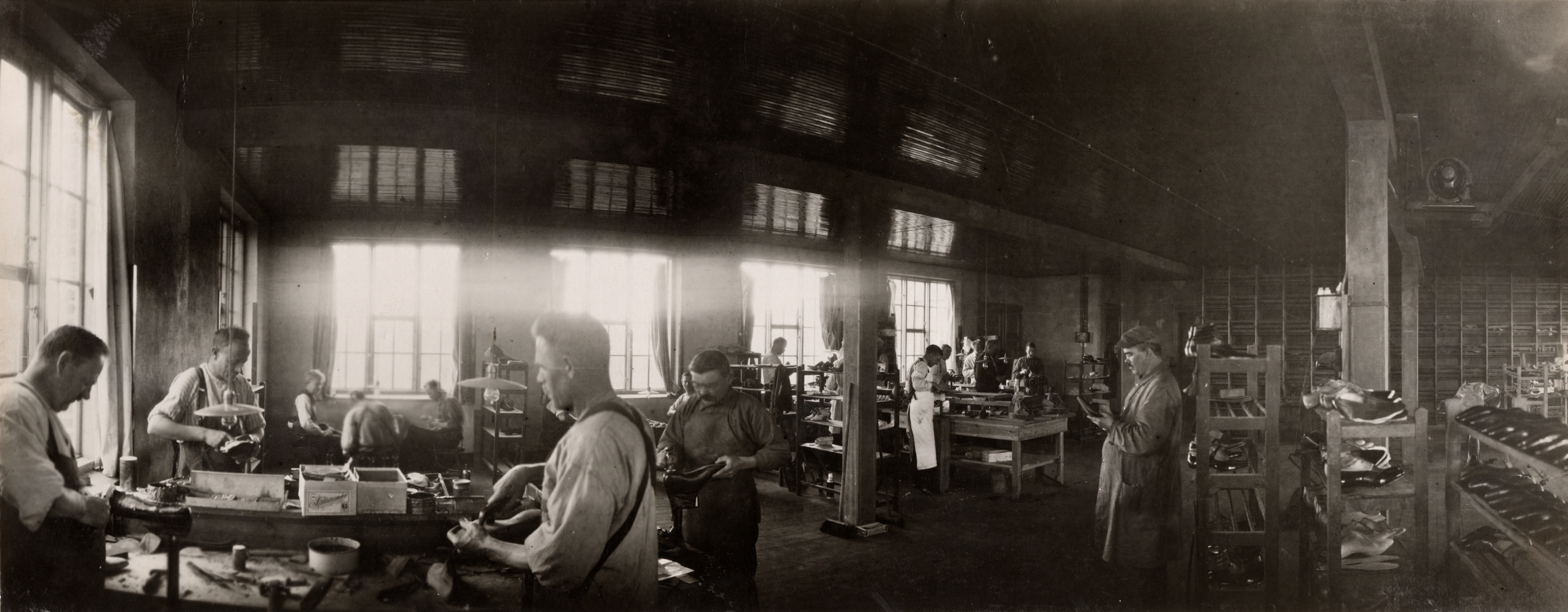 Pinneriavdelningen vid skofabriken K. D. Santesson Aktiebolag i Esl&ouml;v. Tekniska museet.
