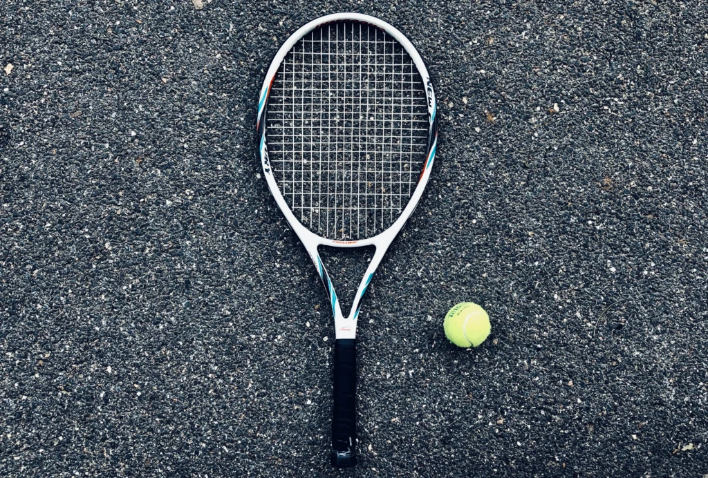 Tennisracket och boll