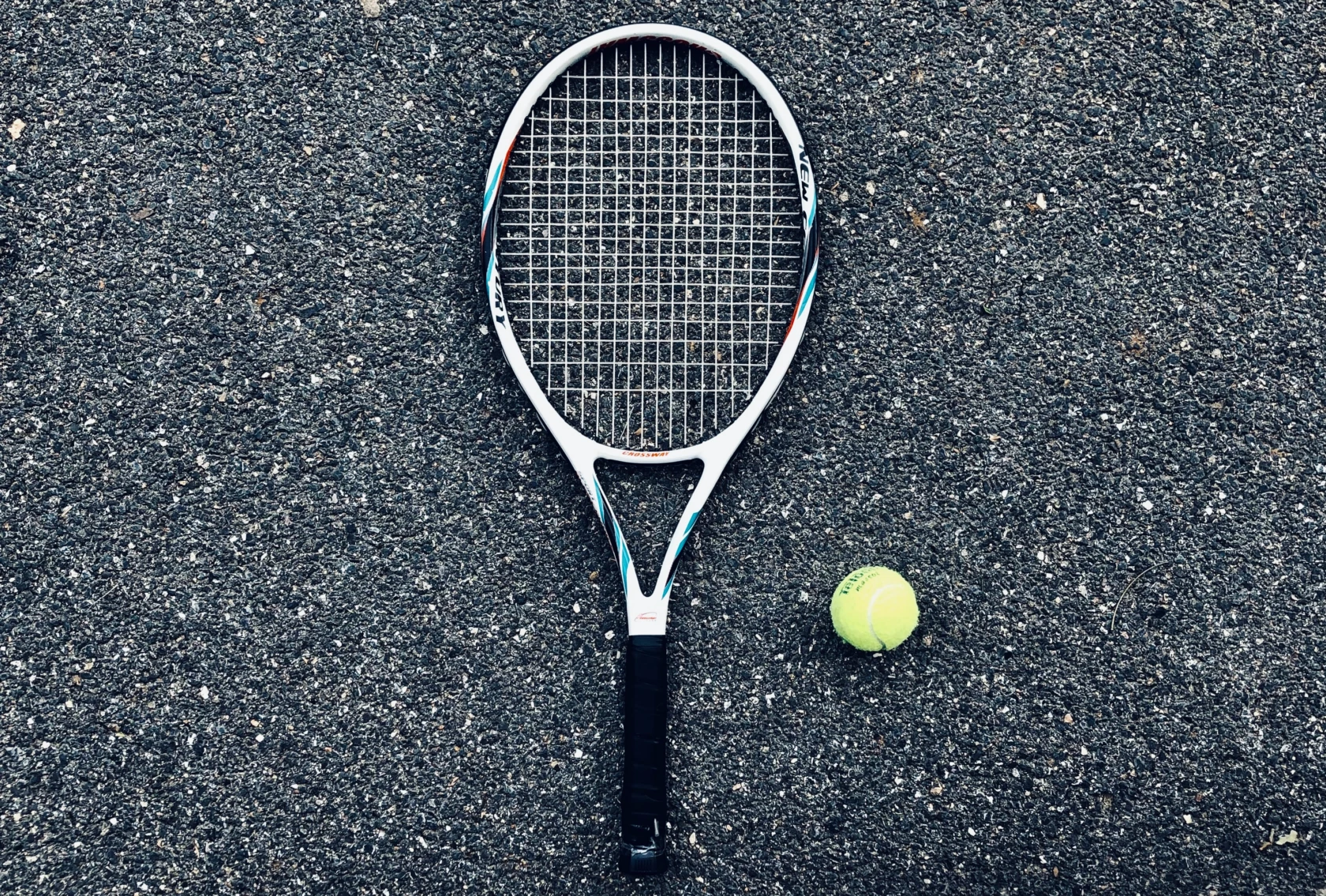Tennisracket och boll