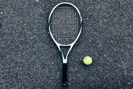 Tennisracket och boll