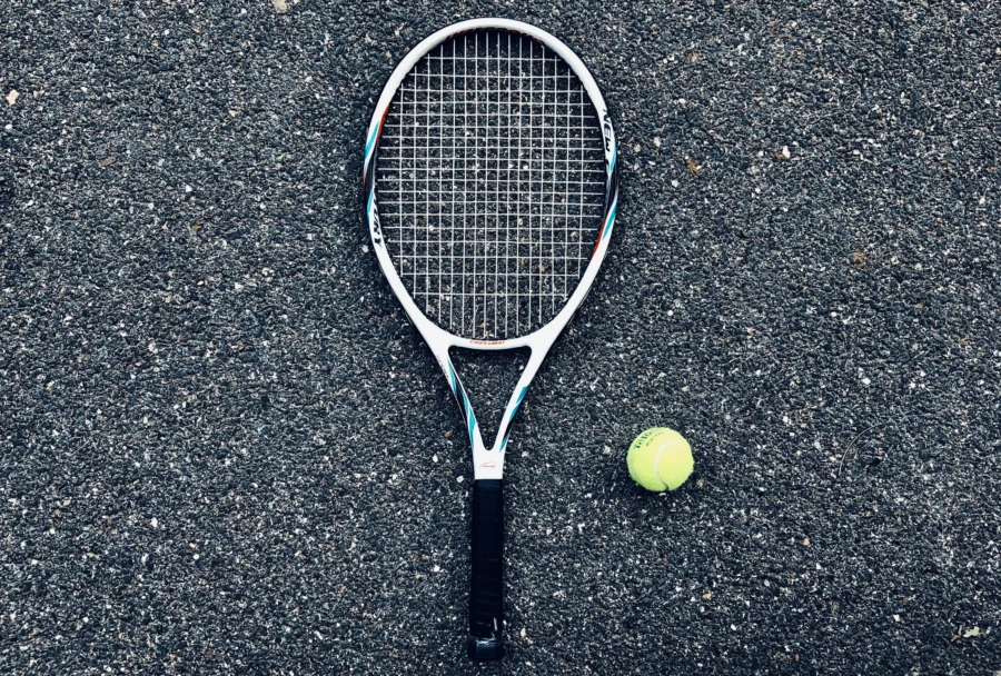 Tennisracket och boll