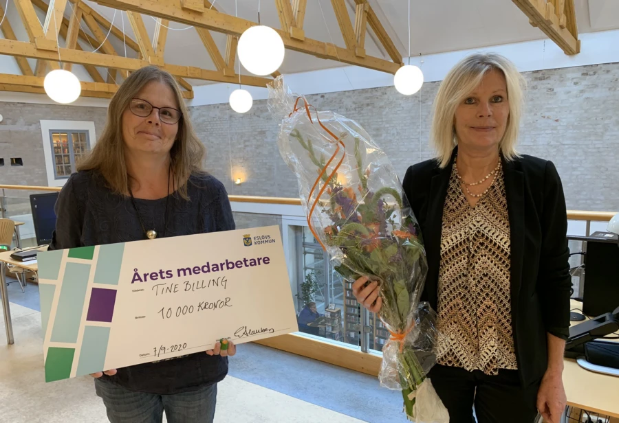 Kommundirekt&ouml;r Eva Hallberg, till h&ouml;ger delar ut priset till &Aring;rets medarbetare Tine Billing