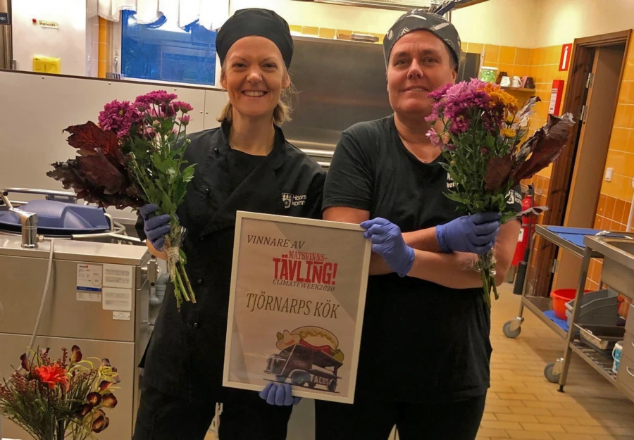 Martina Rosslin och &Aring;sa Nilsson p&aring; Tj&ouml;rnarps skola i H&ouml;&ouml;r &auml;r stolta &ouml;ver vinsten i Klimatveckans matsvinnst&auml;vling.