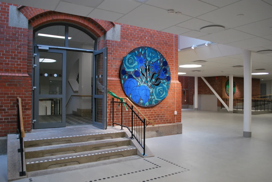 V&auml;ggarna pryds av Jonathan Josefssons f&auml;rgglada mattor. Konstn&auml;ren anv&auml;nder starka f&auml;rger och m&ouml;nster och r&ouml;r sig fritt mellan textilkonst, illustration och graffiti.