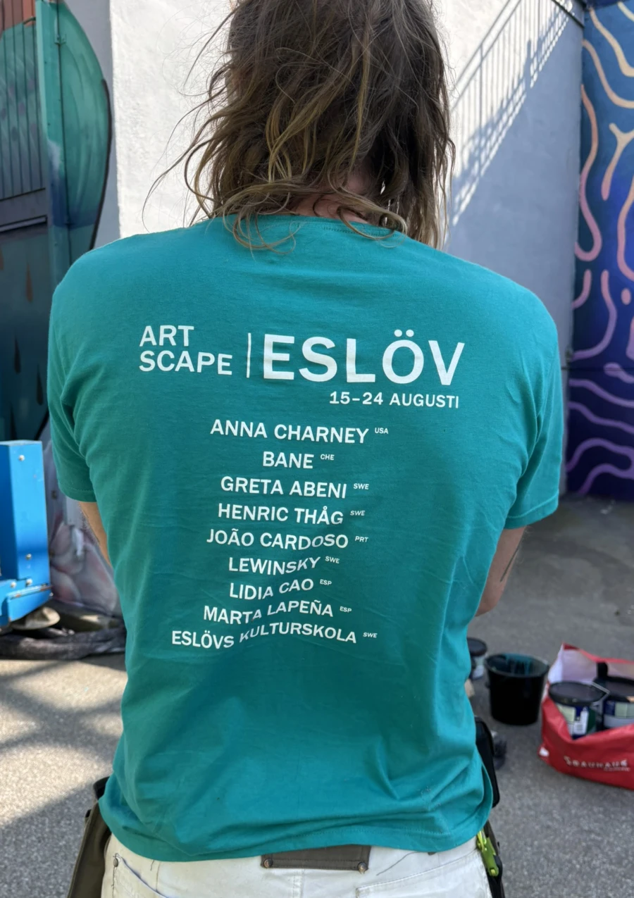 T-shirt med namnen p&aring; konstn&auml;rerna.