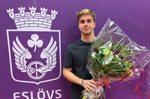 Truls M&ouml;reg&aring;rdh delar &aring;rets idrottspris med Ludvig &Aring;berg. Bilden &auml;r fr&aring;n 2021 d&aring; Truls f&ouml;rsta g&aring;ngen fick ta emot idrottspriset. Den g&aring;ngen f&ouml;r sin sensationella silvermedalj p&aring; bordtennis-VM.