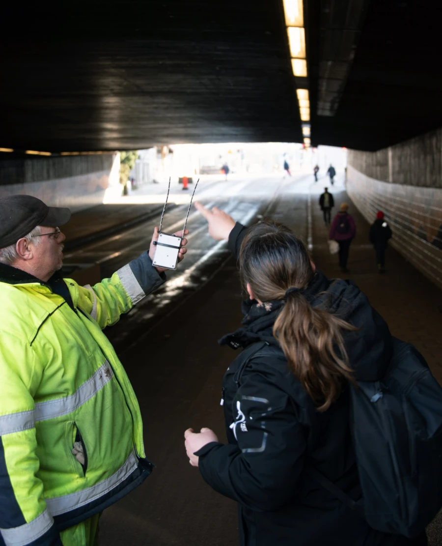 Petra K&ouml;nig, utvecklingsstrateg fr&aring;n Esl&ouml;vs kommun och Lars Nilsson fr&aring;n Green Landscaping testar en sensor under j&auml;rnv&auml;gsviadukten.