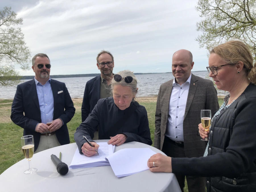 Ans&ouml;kan till Unesco undertecknas av landsh&ouml;vding Anneli Hulth&eacute;n och de tre kommunstyrelsernas ordf&ouml;randen Anders Almgren, Lund, Johan Andersson, Esl&ouml;v, och Magnus Weberg, Sj&ouml;bo. Till h&ouml;ger projektledaren Anna-Karin Poussart.