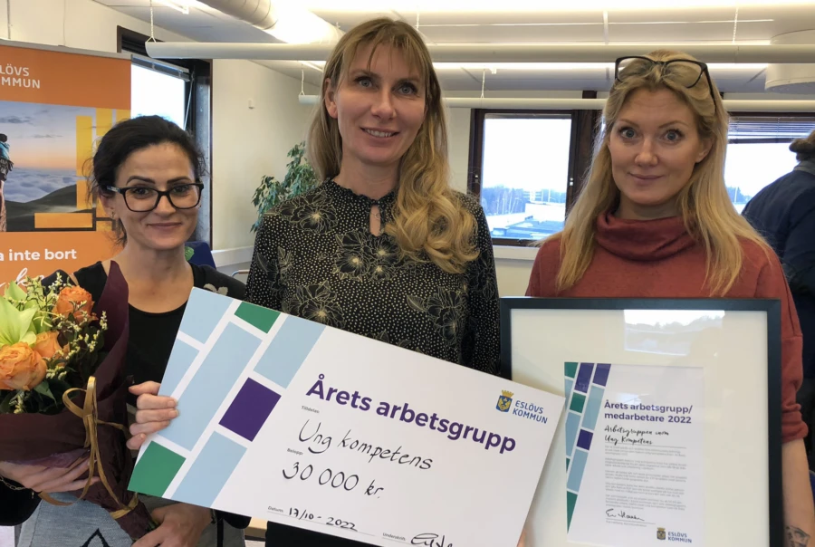 Emine Gonzalez, Sandra Nylander och Emma Natt och Dag jobbar direkt med ungdomarna i Ung kompetens Esl&ouml;v..