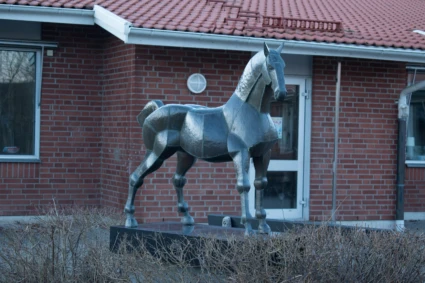 Konstverket Urbino och vildhästarna