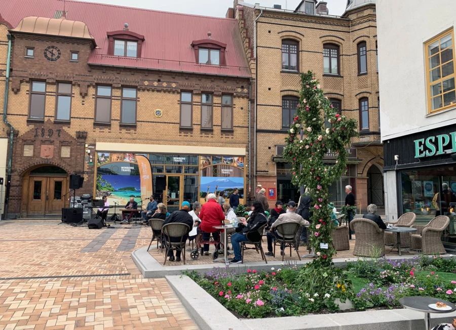 Många passade på att njuta av ett midsommarsmyckat Eslövs centrum.