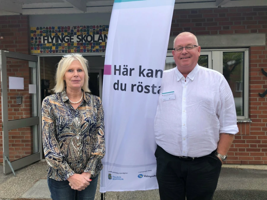 Kommundirekt&ouml;r Eva Hallberg och valn&auml;mndens ordf&ouml;rande Tony Hansson bes&ouml;ker alla 19 vallokaler i kommunen p&aring; valdagen.