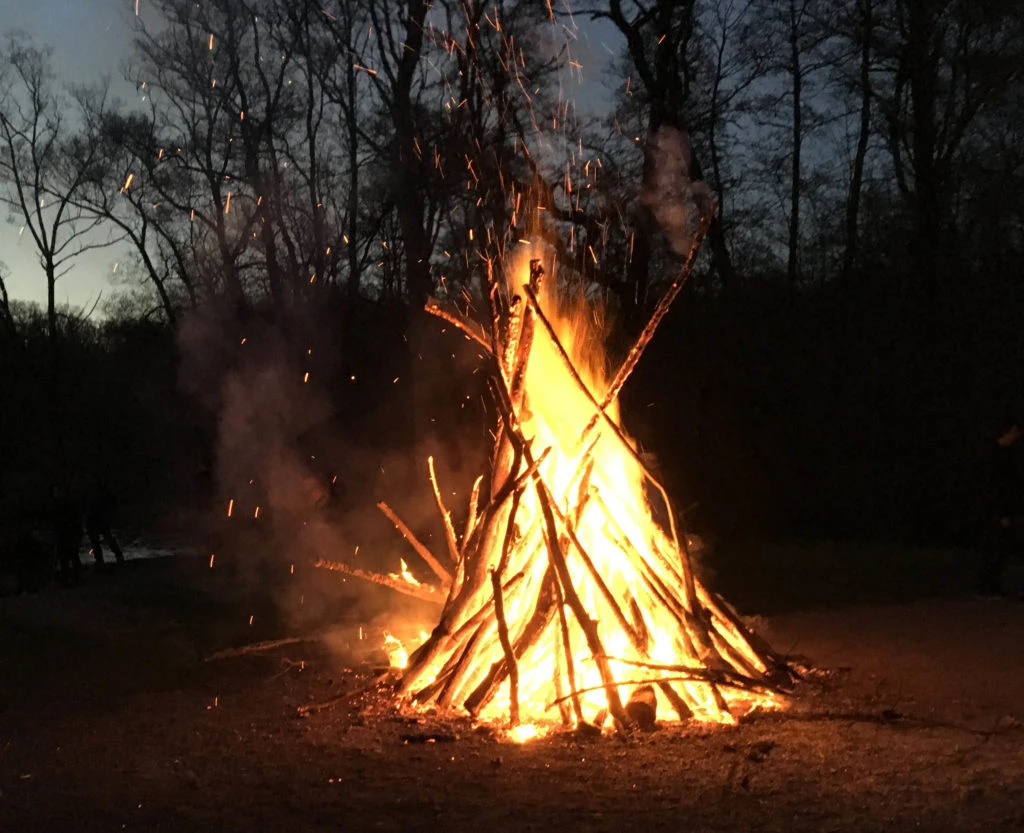 Majbål eller valborgsmässoeld.