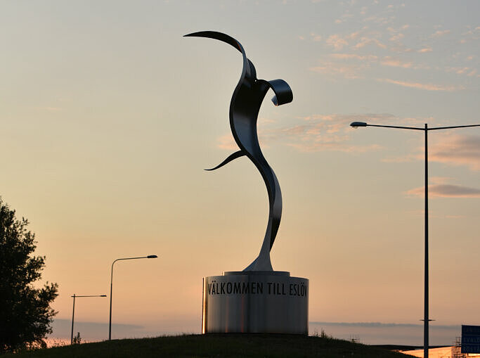 Skulpturen Välkommen i solnedgång