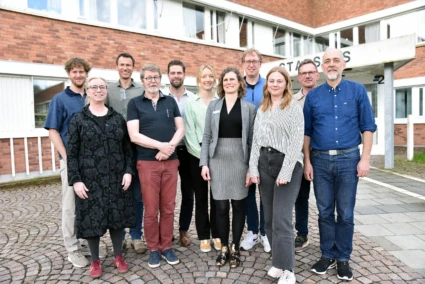 Gruppbild på expertrådets medlemmar framför Eslövs stadshus.