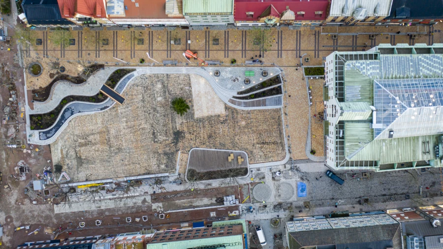 Stora torg fr&aring;n ovan med granen i mitten. Markteglet kommer &auml;nnu inte till sin r&auml;tt d&aring; fogmassan m&aring;ste f&aring; tid att tr&auml;nga ner mellan stenarna. Foto: Christoffer Borg Mattisson