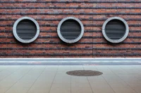 Ventilationsöppningar i en fasad på en byggnad