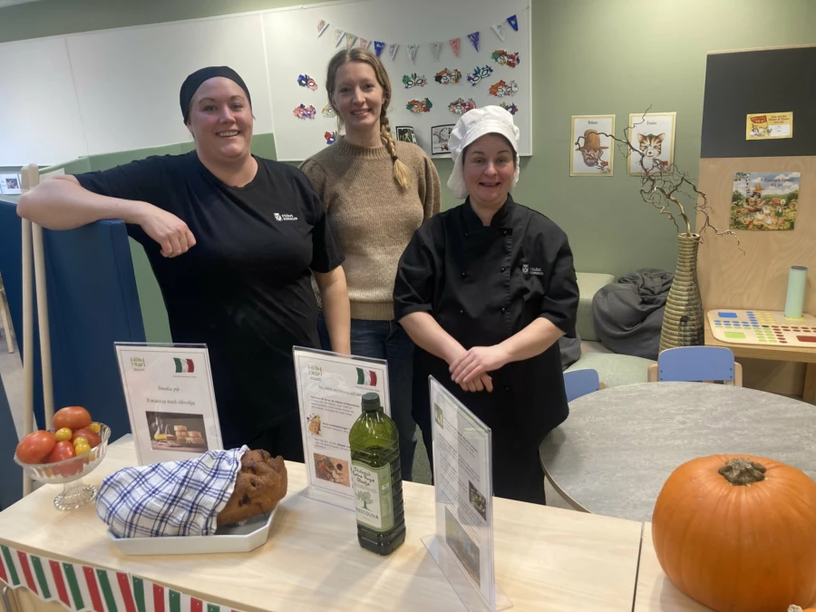 Frida Nilsson, kock p&aring; Violens f&ouml;rskola, Pernilla Sj&ouml;berg kommunens m&aring;ltidsutvecklare, och Martina Bergman, assistent, framf&ouml;r det italienska smakbordet med nya smaker varje dag.