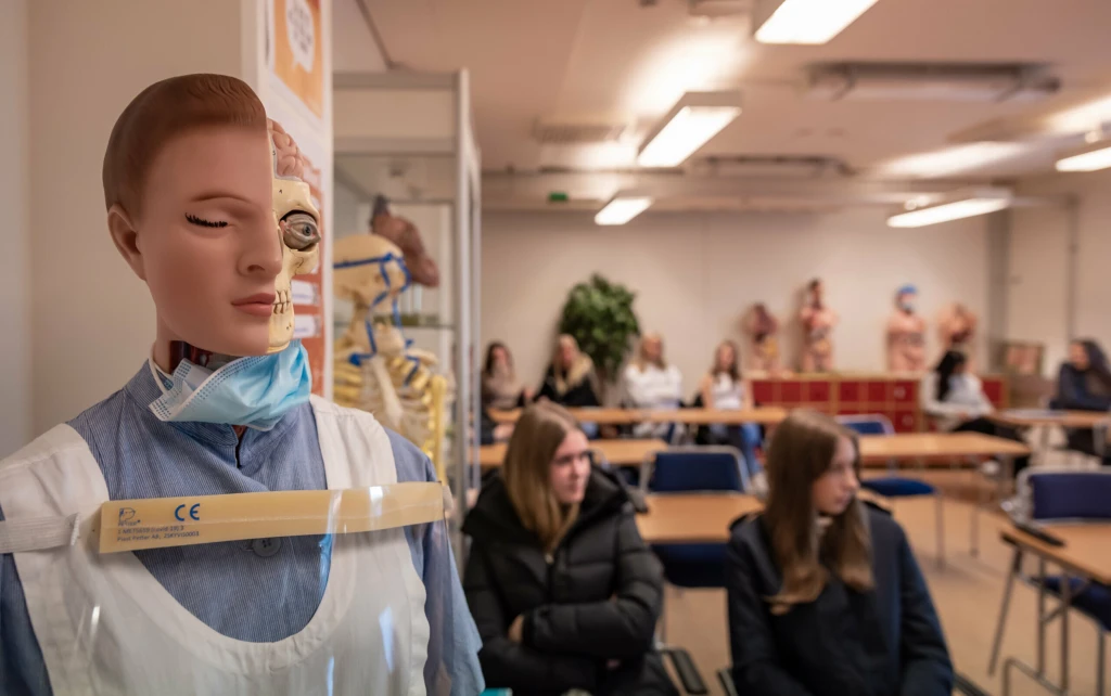 Vård- och omsorgsutbildningen på Carl Engströmgymnasiet lockar elever från hela Skåne.