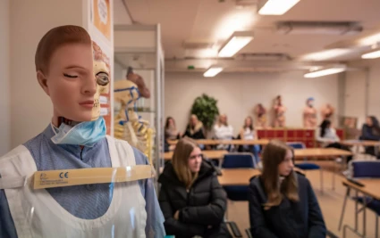 Vård- och omsorgsutbildningen på Carl Engströmgymnasiet lockar elever från hela Skåne.