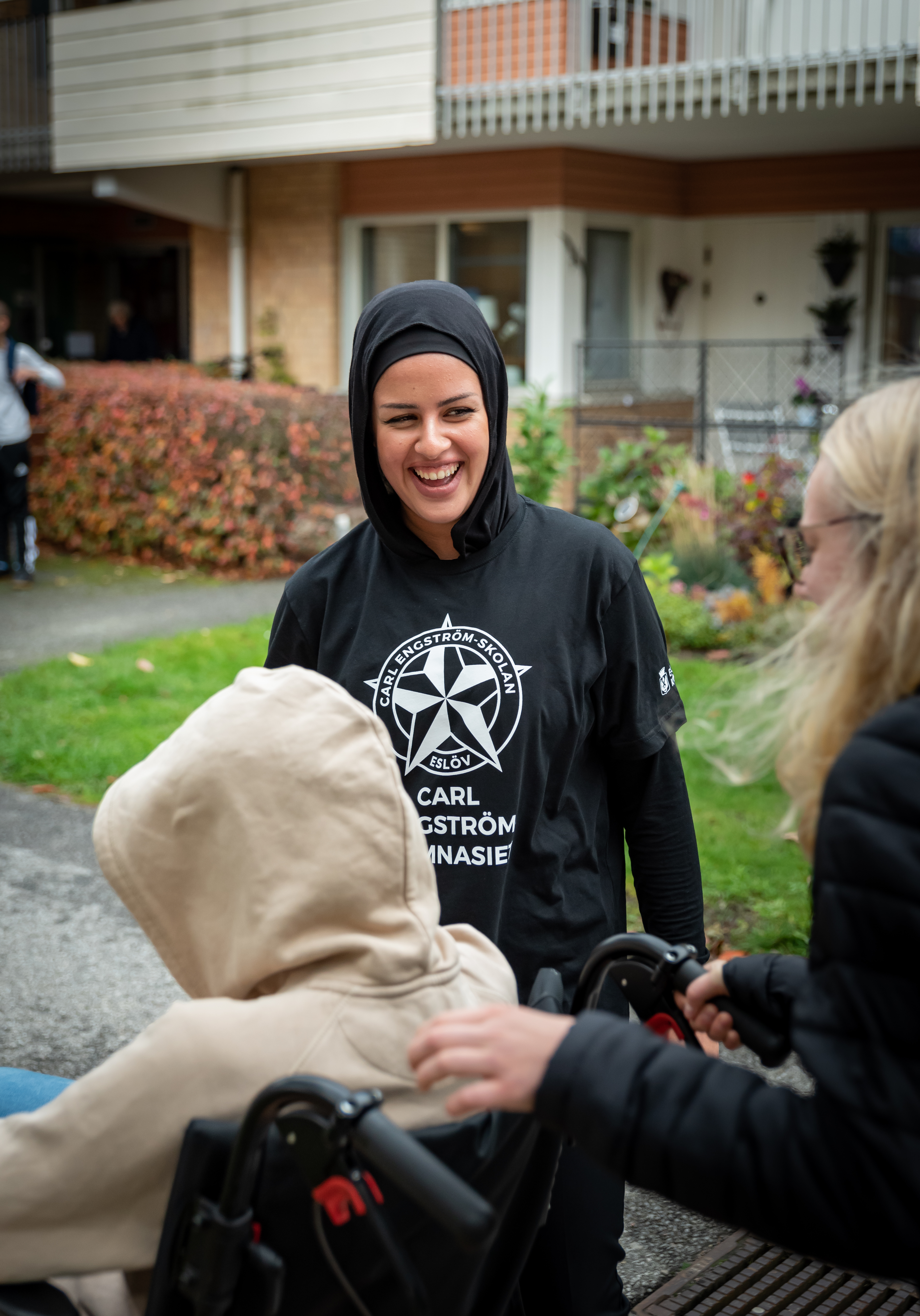 Aysenur G&uuml;ltekin fr&aring;n Carl Engstr&ouml;mgymnasiet visar &aring;ttondeklassare fr&aring;n Norrev&aring;ngskolan hur man k&ouml;r personer i rullstol.