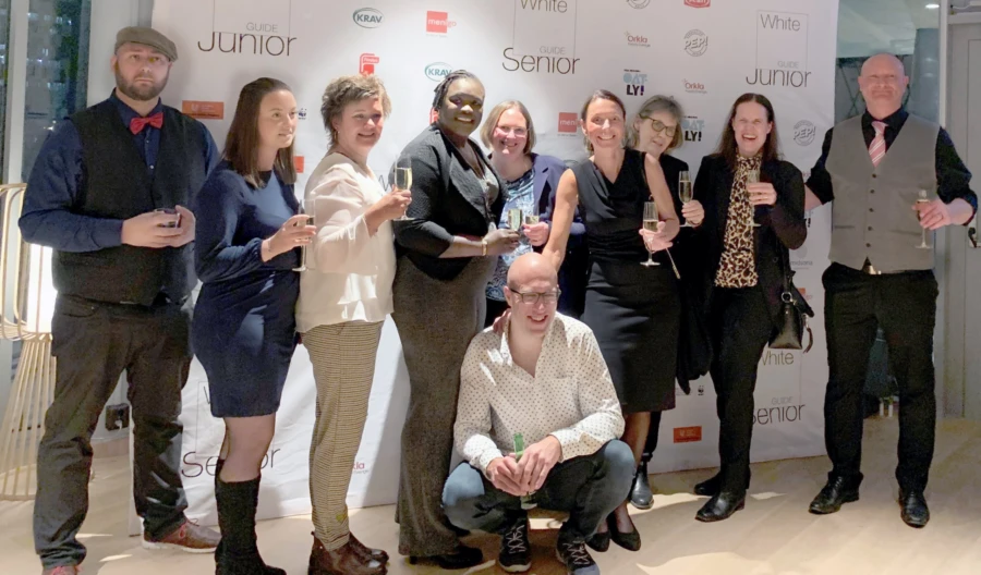 Esl&ouml;vs representanter p&aring; White Guide Junior-galans prisutdelning. Fr&aring;n v&auml;nster Jonas M&aring;nsson, Carl Engstr&ouml;m-skolan, Karolina R&ouml;stling, Carl Engstr&ouml;m-skolan, Mia Pag&aring;rd, Stehagsskolan, Yadi Andersson, Carl Engstr&ouml;m-skolan, Kajsa J&ouml;nsson, Flyingeskolan, Pia Jensen, Flyingeskolan, Gisela Andersson, Stehagsskolan, Mia Persson, Stehagskolan, Mattias Buttler, Carl Engstr&ouml;m-skolan, och l&auml;ngst fram Ola Kristiansson, Stehagsskolan