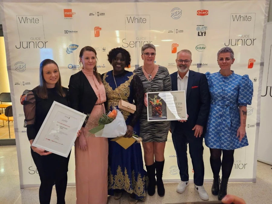 Stolta vinnare fr&aring;n Carl Engstr&ouml;m-skolan Karolina R&ouml;stling, Diza Nystedt, Yadi Andersson och Isabel Brandin tillsammans med prisutdelarna fr&aring;n Orkla Foods.