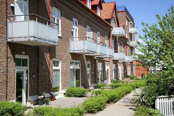 Idag &auml;r den m&auml;ktiga tegelbyggnaden fr&aring;n 1918-1919 bostadshus med 25 l&auml;genheter. Foto: H&aring;kan Sandbring.
