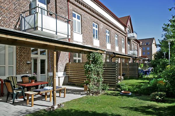 Bottenplanets markl&auml;genheter har en liten t&auml;ppa b&aring;de mot Kvarngatan och mot baksidans g&aring;rdsplan. Foto: H&aring;kan Sandbring.