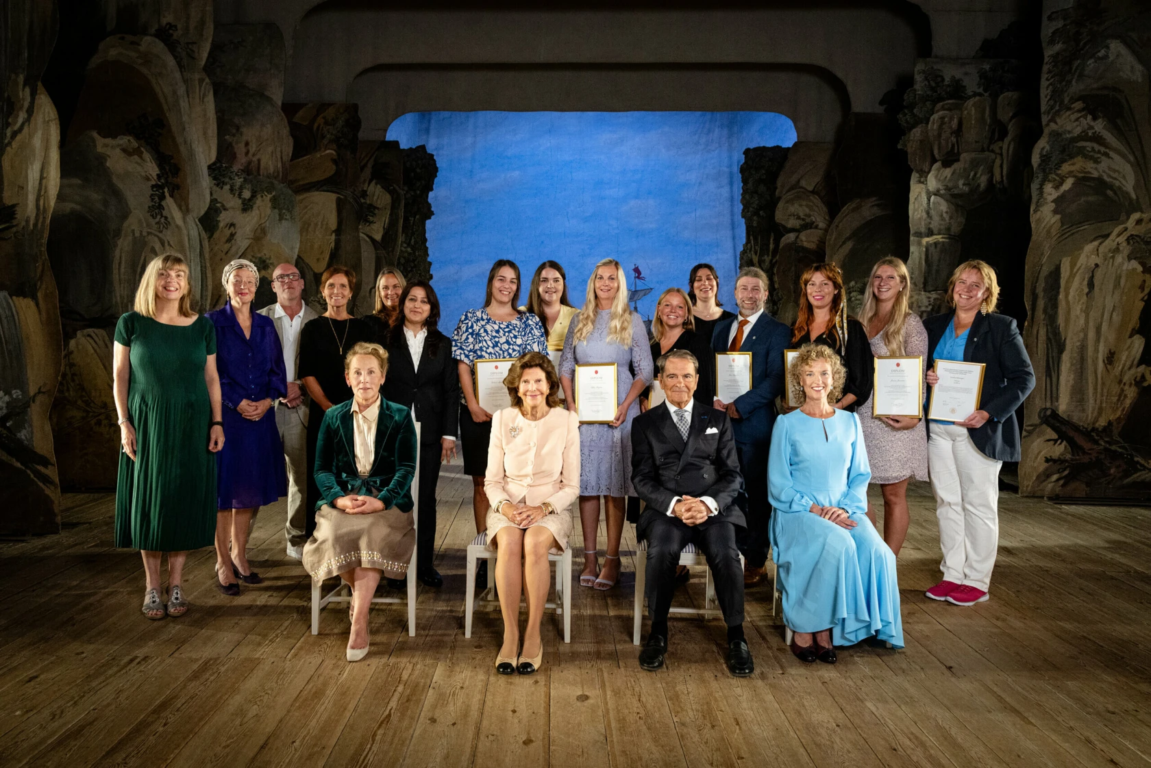 Drottning Silvia tillsammans med Sveriges nyexaminerade Silviahandläggare..